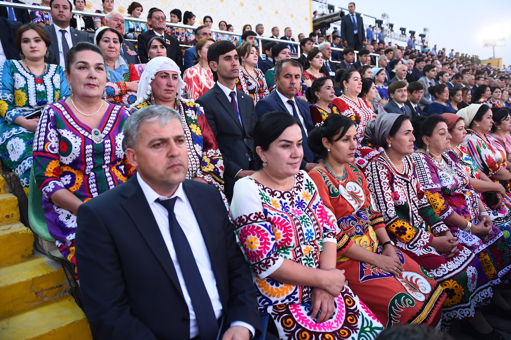 10 на таджикском. Город Куляб Таджикистан. Эмомали Рахмон.