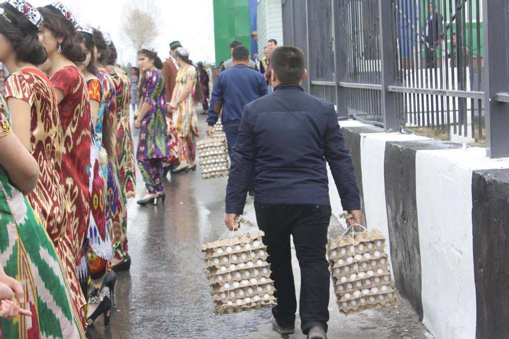 Узбекистан присоединится. Торговля на границе. Турсунзаде Таджикистан одежда женщин. Таджикско-китайский товарооборот. Штрихкодҷ таджикские товарҷ.