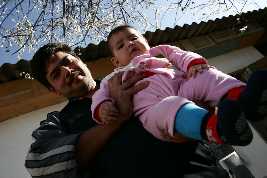 Красивые таджикские парни. Красивые мужчины таджики с маленькими детьми на руках детьми. Фото мужчин таджиков кори. Таджикские мужчины какие они в любви и по характеру. Таджикский муж жена