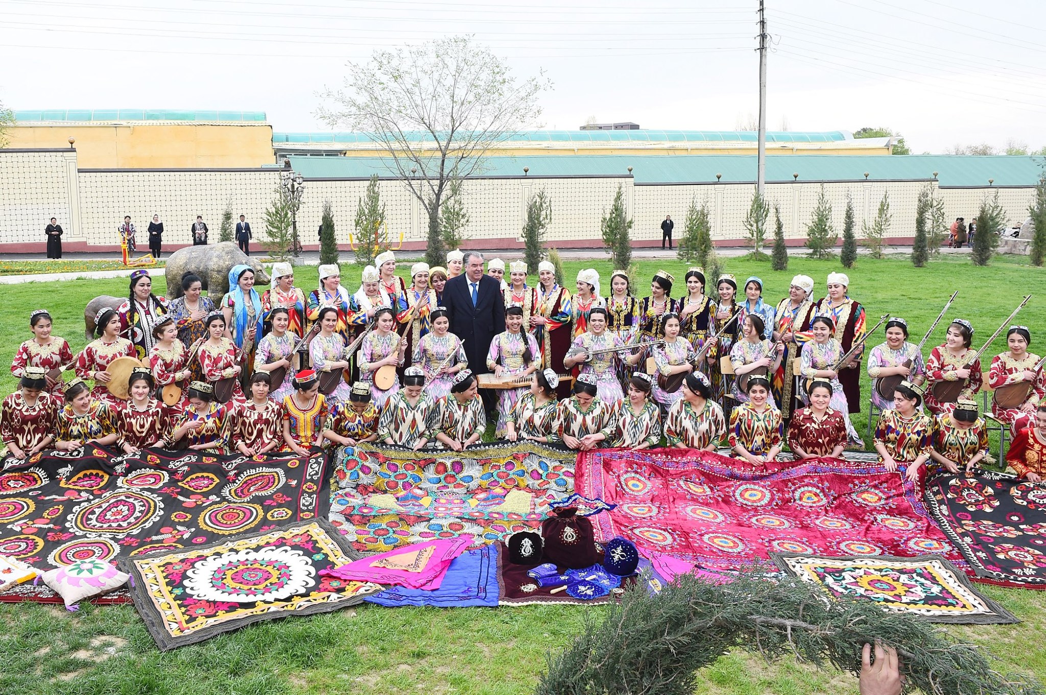 Точикистон нохияи. Навруз 2020 в Таджикистане Эмомали Рахмон.