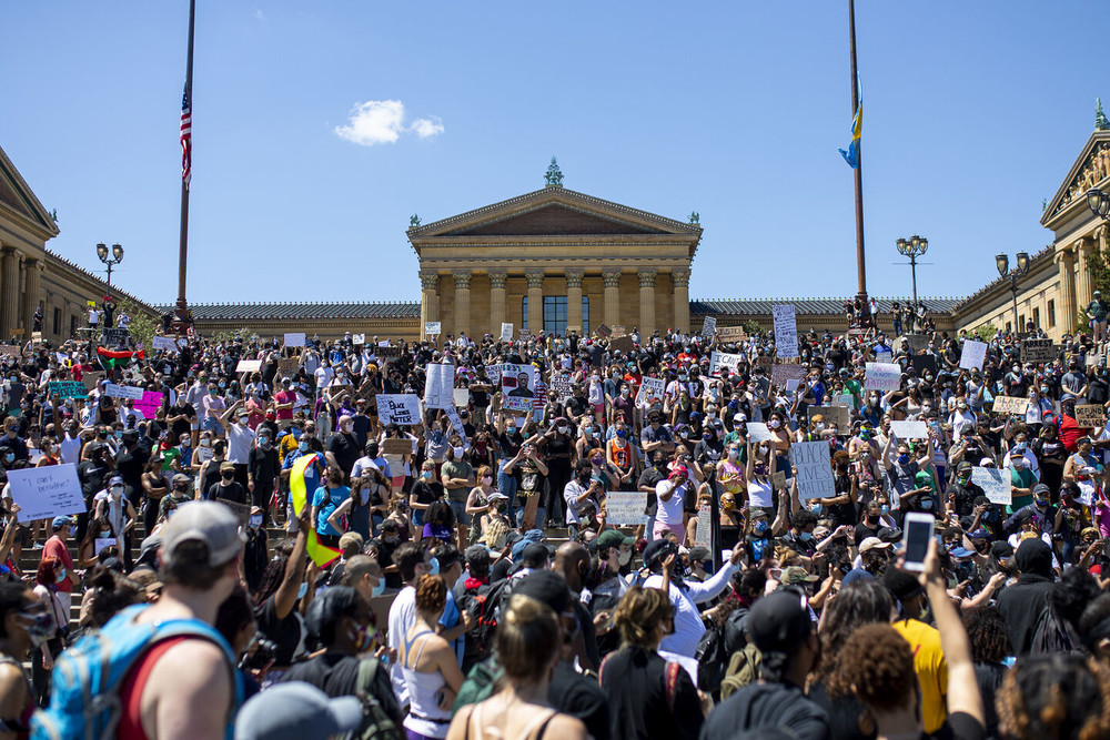 В нескольких городах в США ввели комендантский час из-за протестов.