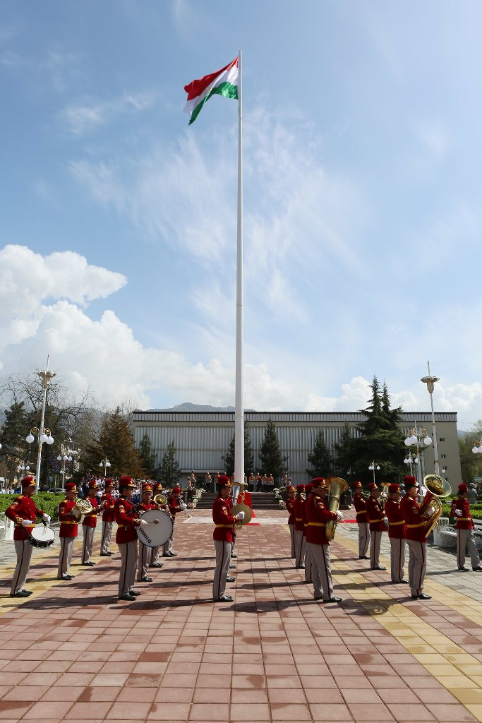 Курган тюбе районы. Флагшток Республики Таджикистан, столица - Душанбе. Самый большой флаг в Таджикистане. Флагшток Душанбе. Флаг Курган Тюбе.