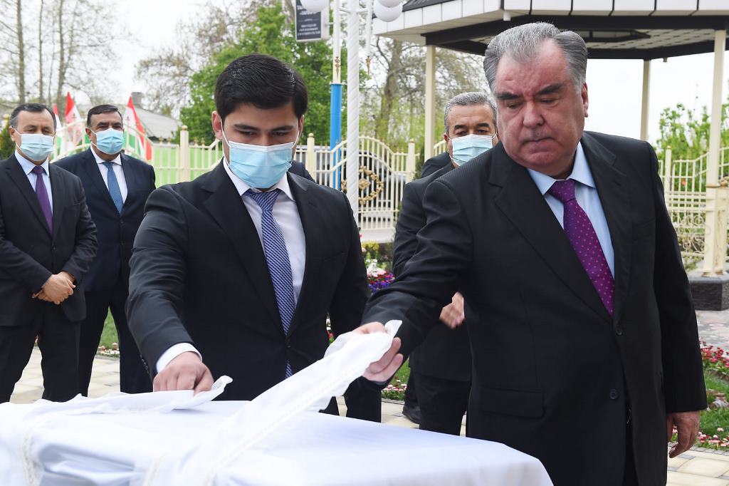 Фарзандони эмомали рахмон. Сбор урожая в таджикистане. Пагода таджикистана калхозобод. Джалолиддин балхи район. Пагода таджикистана балхи.