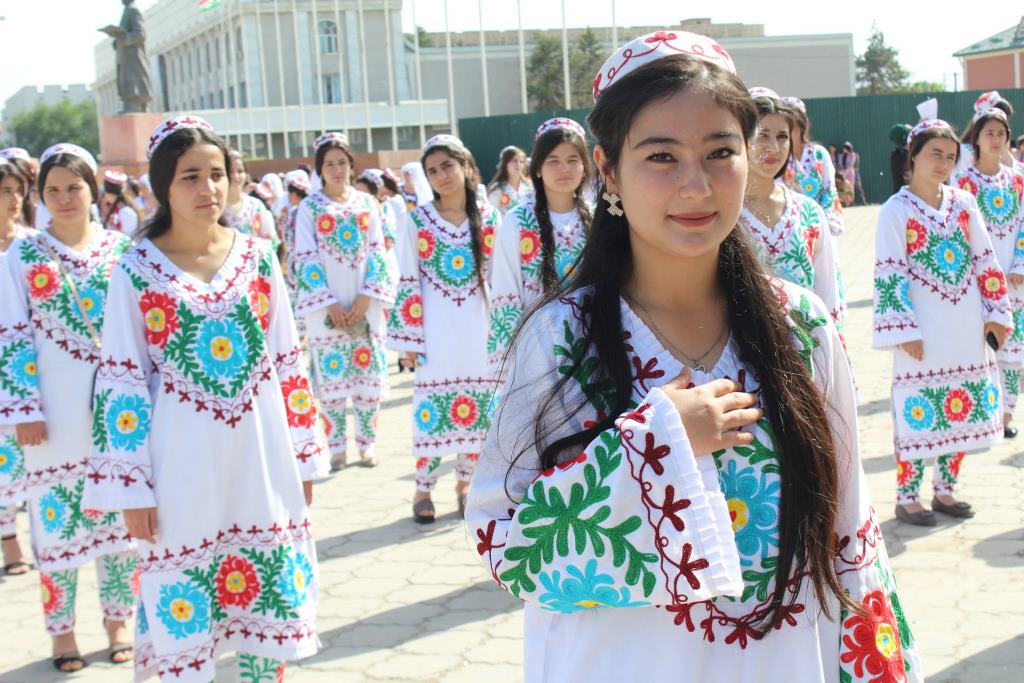 Таджикистан погода хатлонской области на 10 дней. Национальные платья Таджикистана. Бохтар Таджикистан. Бохтар одежда. Национальная одежда Таджикистана в школе.
