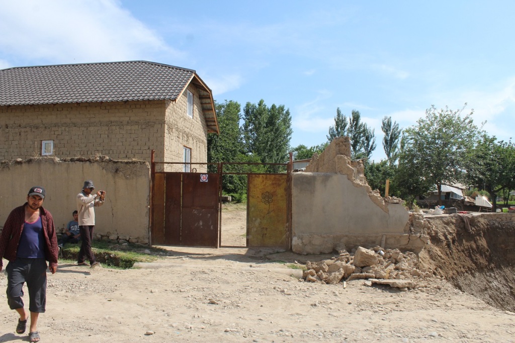 Погода в кишлаке. Гелан кишлак. А Джоми район Таджикистан. Навобод Таджикистан. Кишлак грязь.