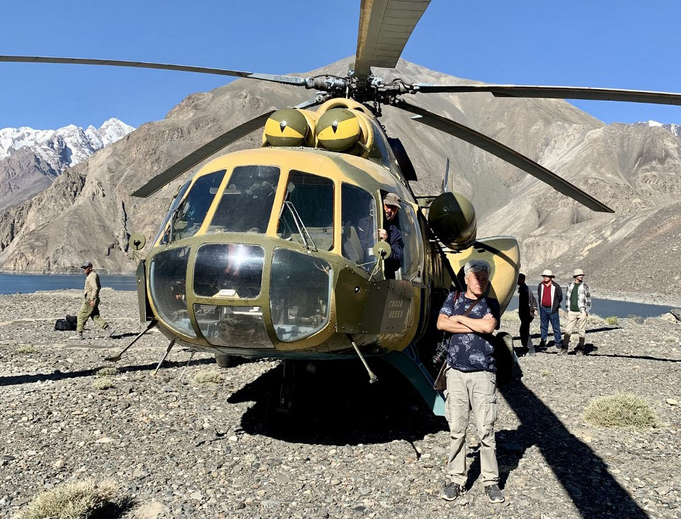 Вертолет Таджикистан. Ми 8 в Таджикистане. Вертолет в ущелье. Человек вертолет.